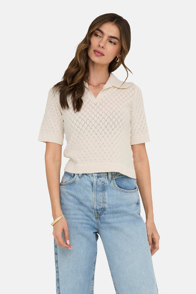 Ecru poloshirt met korte mouwen van ONLY, met ajour ruitpatroon, gedragen met een high-waisted jeans.