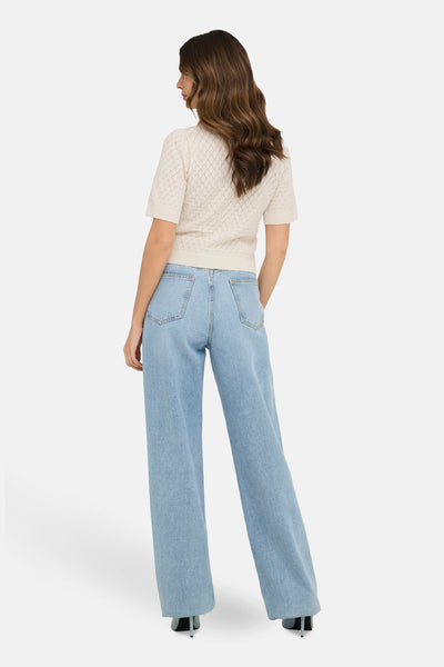 Ecru poloshirt met korte mouwen van ONLY, met een ajourpatroon en gedragen met een high-waist jeans.