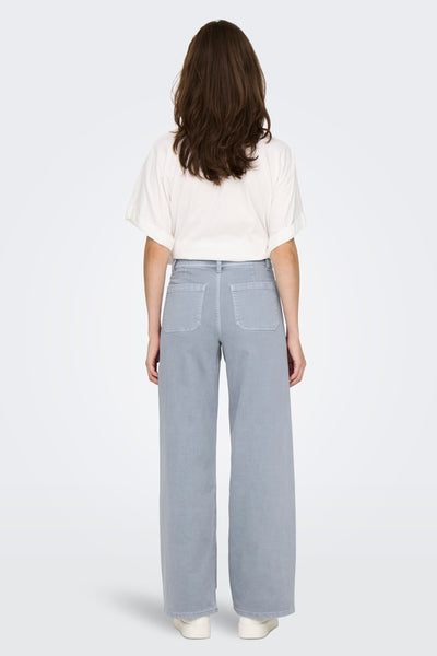 Lichtblauwe kleurrijke broek van JDY, losse pasvorm, met opgestikte zakken aan de achterkant, gedragen met een wit T-shirt.