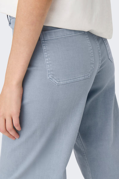 Pantalon coloré bleu clair de JDY, coupe ample, avec poches arrière et détails de couture.
