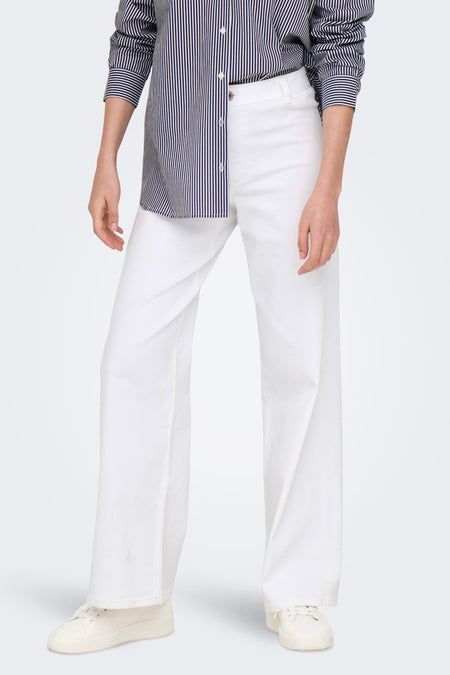Gekleurde witte denim broek van JDY, losse pasvorm en wijde pijpen, gedragen met een gestreept overhemd.