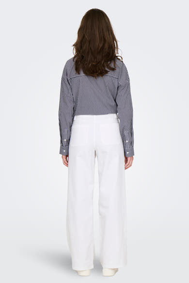 Pantalon coloré en denim blanc de JDY, avec poches arrière et jambes larges.