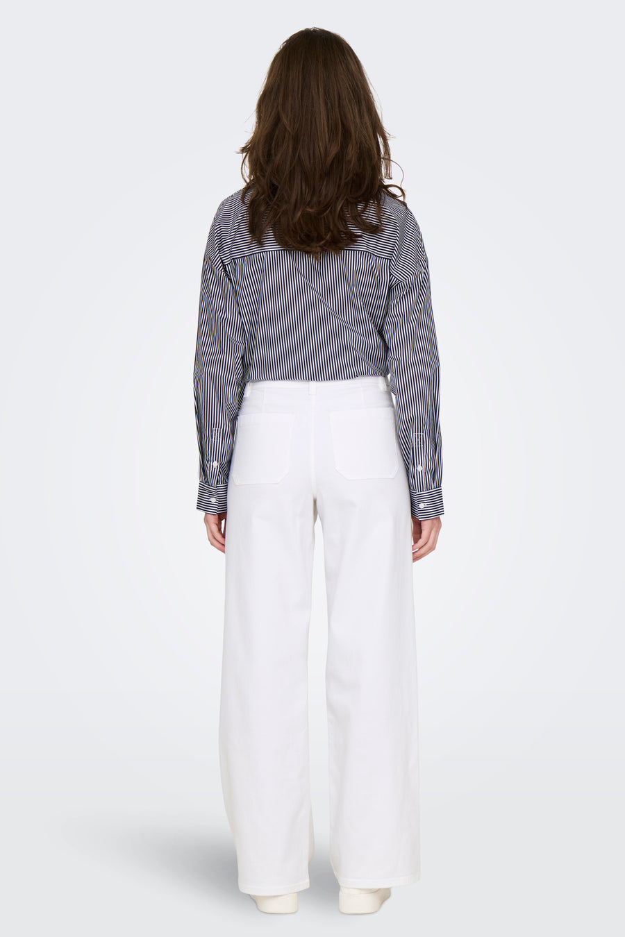 Pantalon coloré en denim blanc de JDY, avec poches arrière et jambes larges.