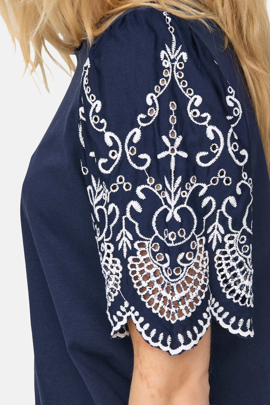 T-shirt bleu à manches courtes de JDY avec broderie anglaise blanche décorative sur l'épaule.