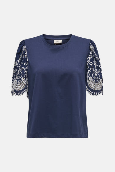 T-shirt bleu à manches courtes par JDY, avec manches bouffantes et détails en broderie ajourée.
