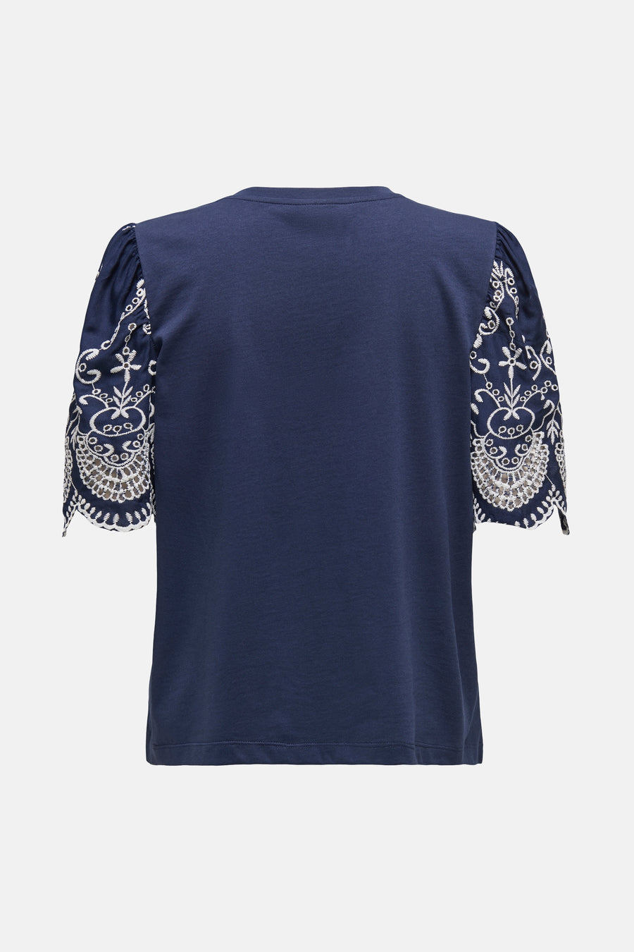 T-shirt bleu à manches courtes de JDY, avec des manches bouffantes brodées de motifs floraux blancs.
