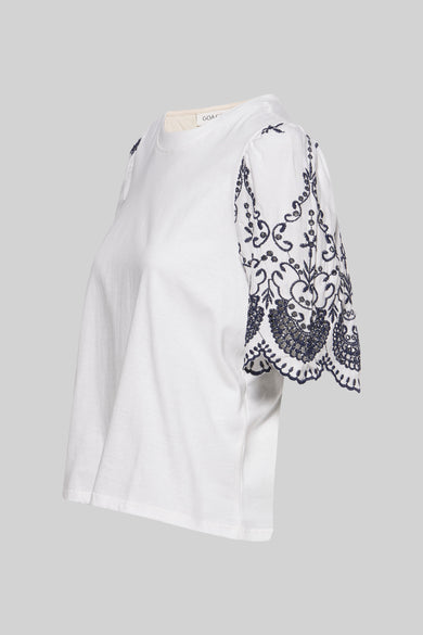 Witte t-shirt met korte mouwen van JDY, met blauwe marines florale broderies op de mouwen.