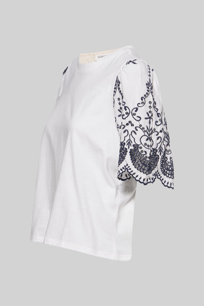 Witte t-shirt met korte mouwen van JDY, met blauwe marines florale broderies op de mouwen.
