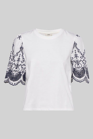 Witte T-shirt met korte mouwen van JDY met geborduurde bloemorne op de mouwen.
