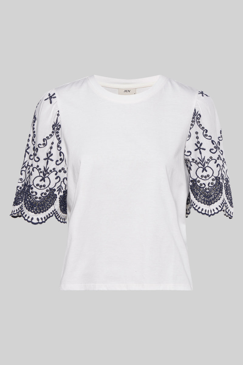 Witte T-shirt met korte mouwen van JDY met geborduurde bloemorne op de mouwen.