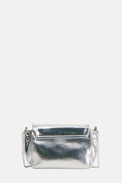 Sac à main argenté de ONLY® avec une bandoulière chaîne, fermeture à rabat texturée et aspect métallisé.