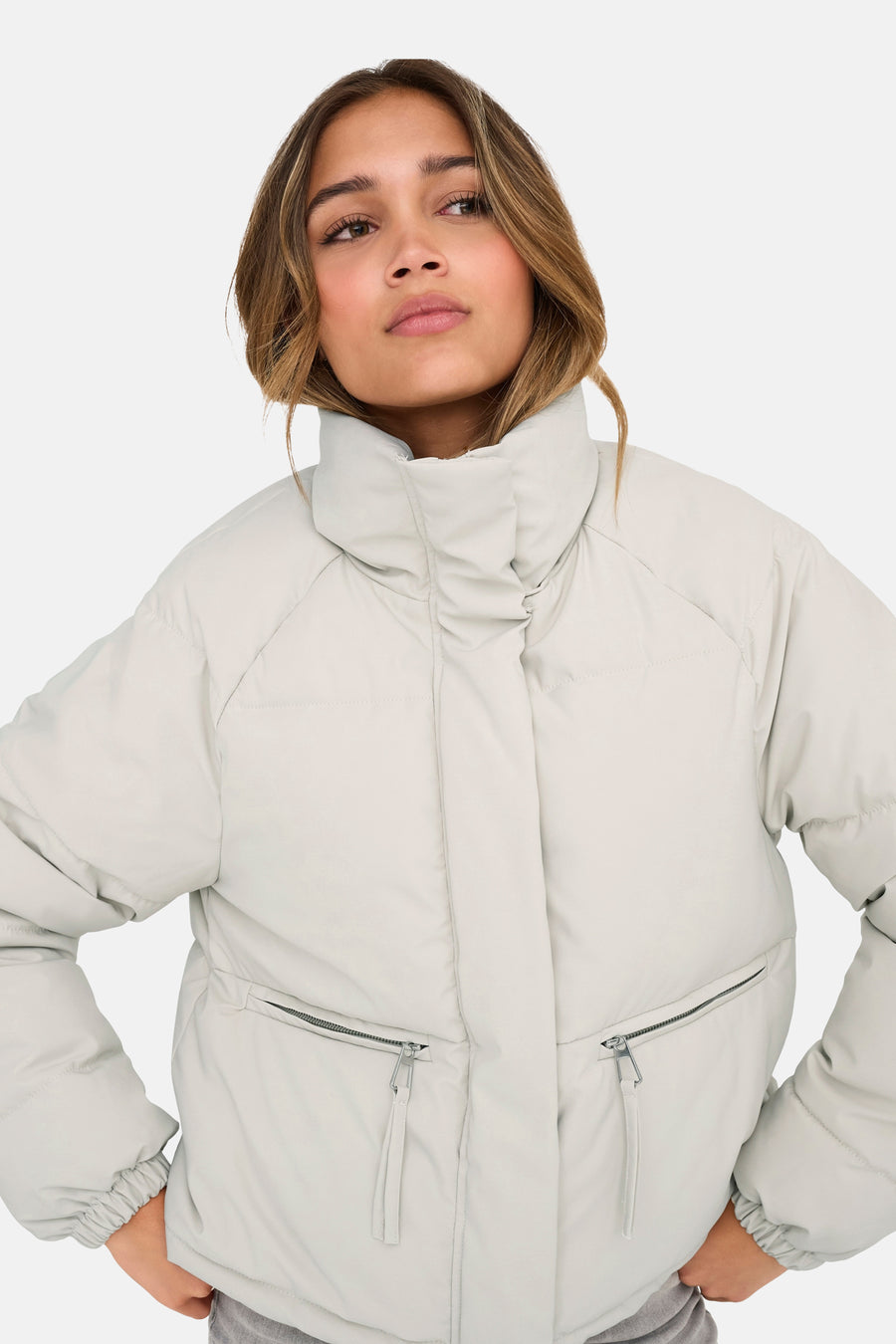 Veste courte beige de JDY avec col montant et poches zippées.