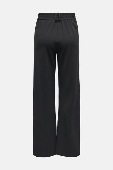 Wijde zwarte broek van ONLY, rechte pasvorm en elastische tailleband, op neutrale achtergrond.