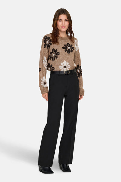 Pull beige à col rond de ONLY®, avec des motifs floraux noirs et blancs.