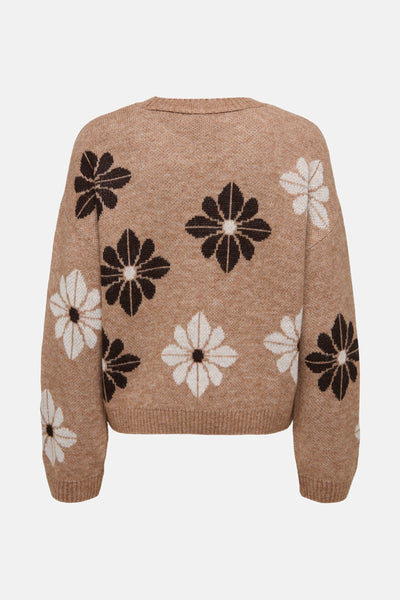 Beige trui met bloemenprint, van ONLY®, gedragen met een zwarte riem en een zwarte broek.