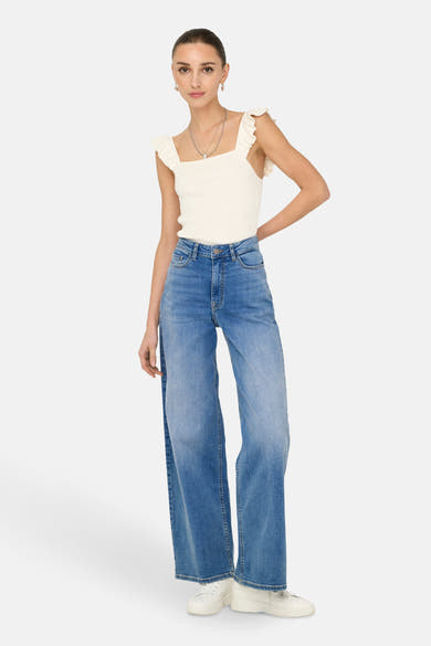 JDY wijde jeans in middellichte waskleur, van achteren gezien, met een lichte wassing en een gouden oneindigheidssymbool op de tailleband.