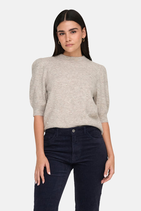 Grijze ronde hals trui van JDY, versierd met decoratieve kralen, gedragen met een corduroy broek.
