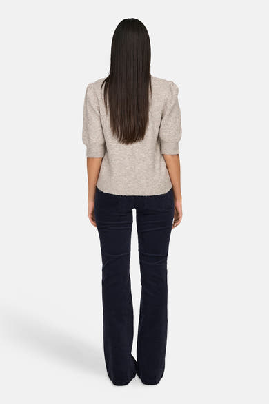 Pull col rond gris de JDY, porté avec un pantalon en velours côtelé bleu marine, vue de dos.

