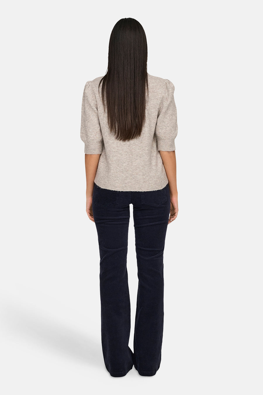 Pull col rond gris de JDY, porté avec un pantalon en velours côtelé bleu marine, vue de dos.
