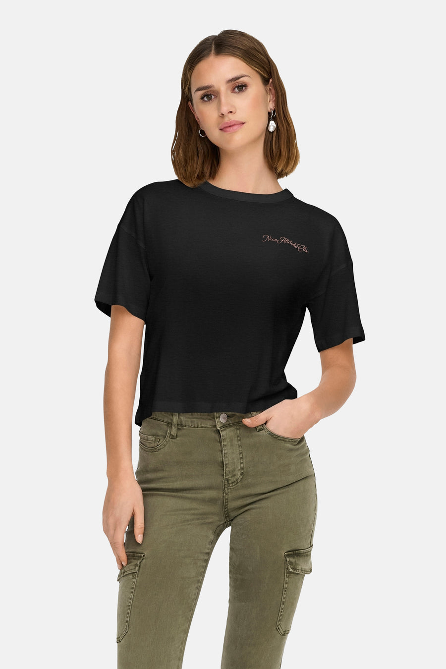 Zwart T-shirt van JDY met geborduurd opschrift, gedragen met een olijfgroene cargobroek.