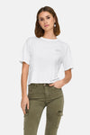 Wit T-shirt van JDY met subtiele tekstprint, gedragen met een kaki cargobroek.