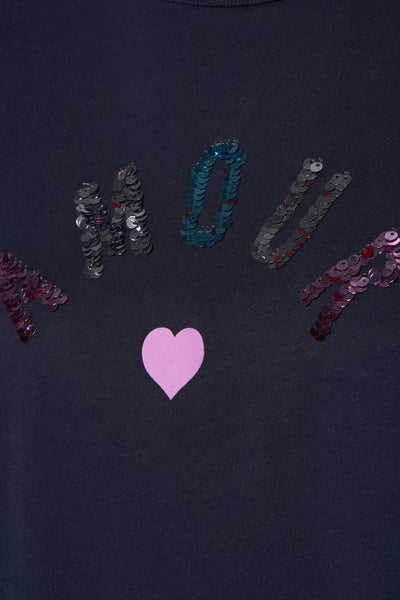 T-shirt bleu foncé de JDY, avec inscription à sequins multicolores et motif cœur brodé.