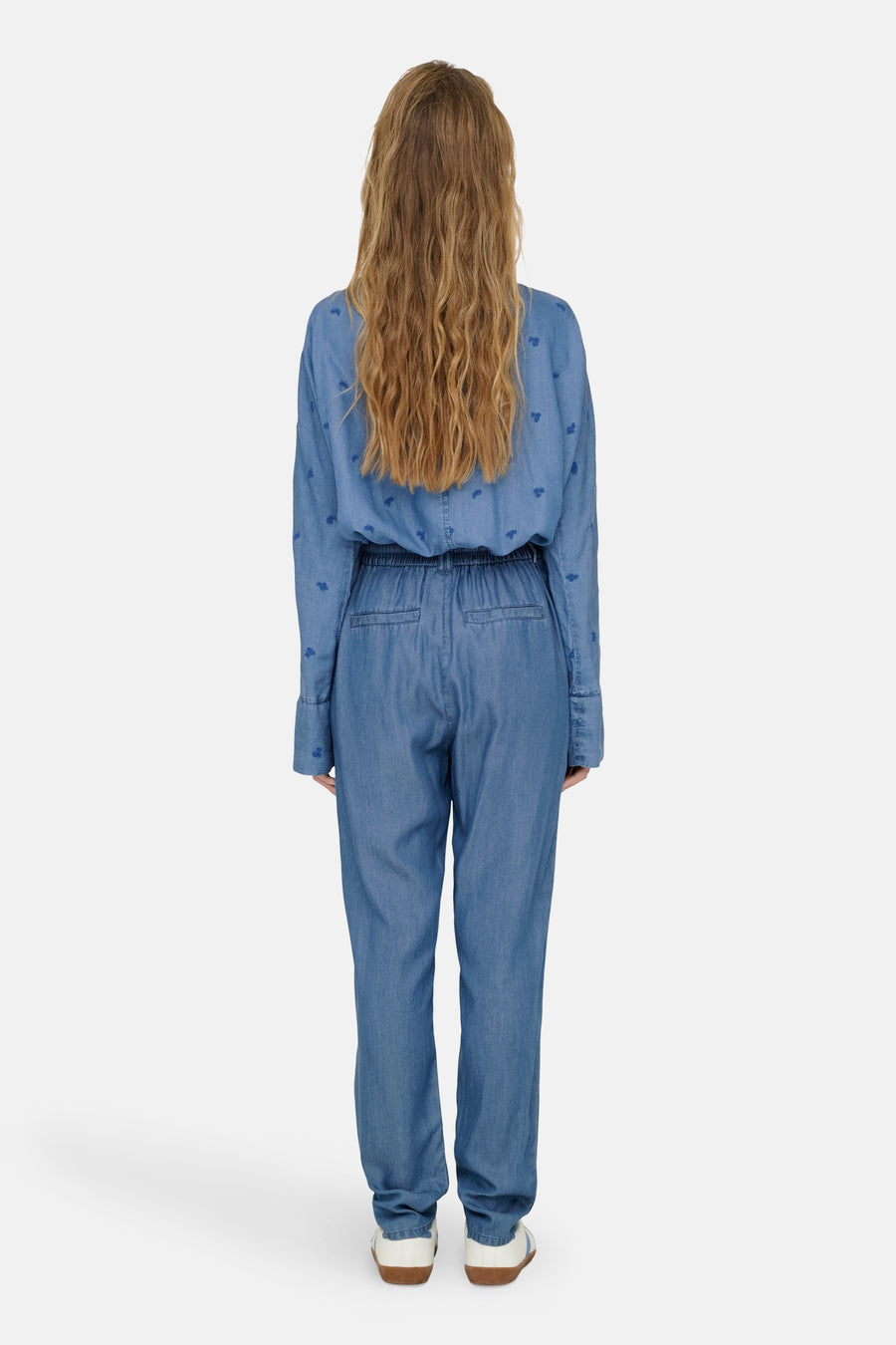 Pantalon coloré en denim bleu clair de ONLY®, avec motif brodé et coupe décontractée.
