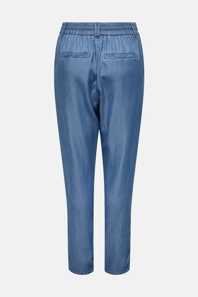 Pantalon bleu denim par ONLY, avec taille élastique et poches arrière passepoilées.