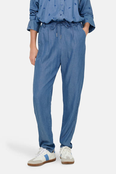 Pantalon coloré en denim bleu moyen par ONLY, avec cordon de serrage et poches latérales.