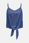 Chemisier sans manches bleu denim de ONLY, avec motif à pois blancs et nœud décoratif sur le devant.
