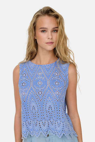 Blouse bleue sans manches de ONLY® avec broderie anglaise et motif ajouré fleuri.