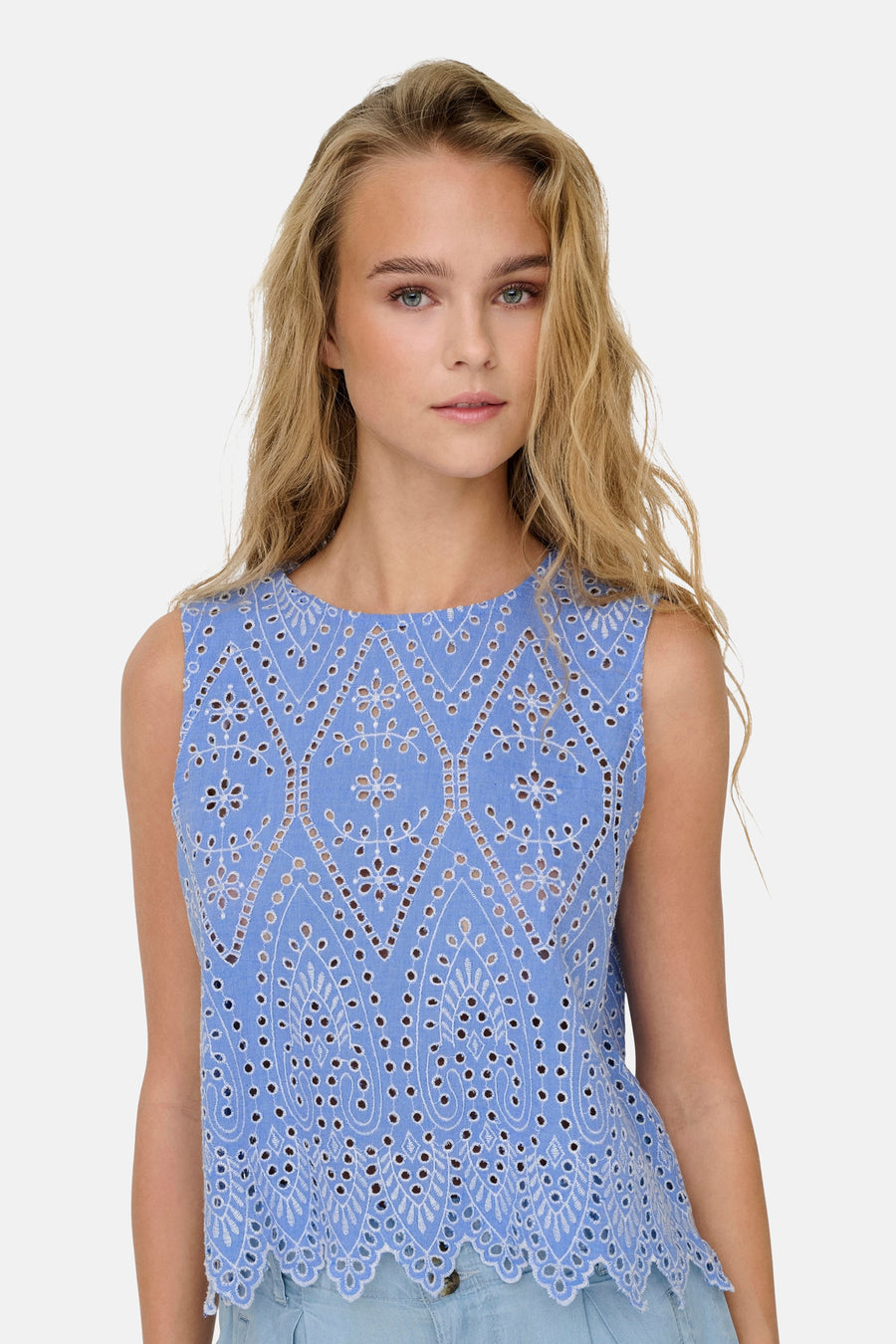 Blouse bleue sans manches de ONLY® avec broderie anglaise et motif ajouré fleuri.