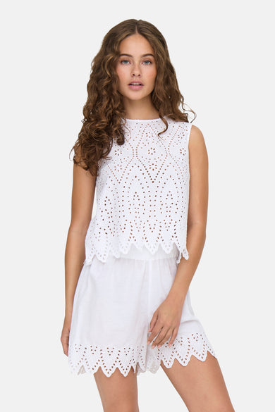 Chemisier blanc sans manches de ONLY®, à broderie anglaise délicate sur un ensemble coordonné.
