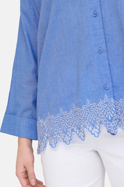 Chemisier bleu de ONLY®, avec bordure brodée et manches trois-quarts, porté avec un pantalon blanc.