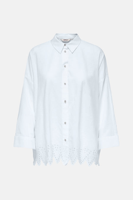 Chemisier blanc van ONLY, avec ourlet brodé ajouré et manches trois-quarts à revers.
