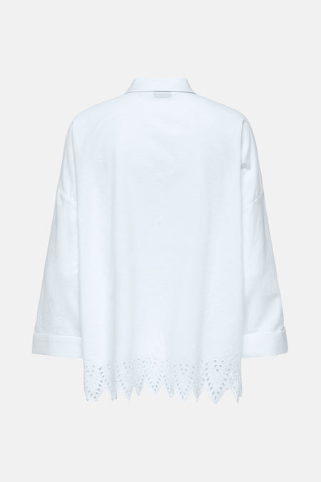 Chemisier blanc de ONLY, avec manches longues et détail dentelle au bas du dos.