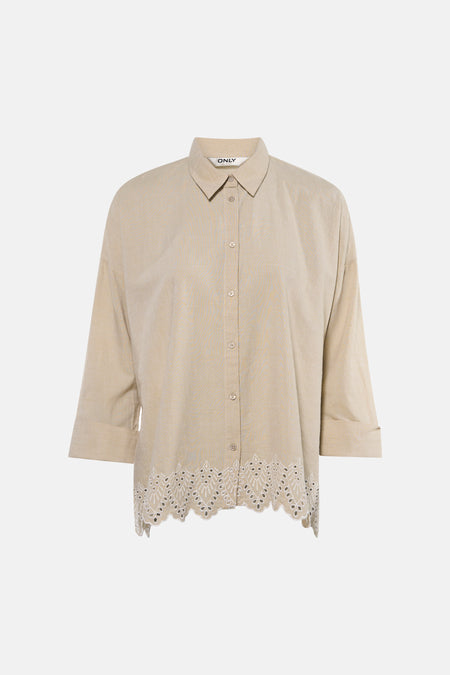 Chemisier beige van ONLY, avec une bordure en dentelle ajourée et des manches trois-quarts.