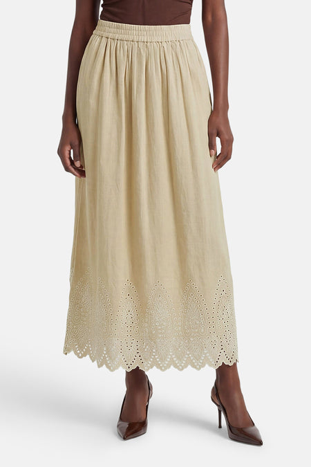 Jupe longue beige de ONLY® avec taille élastiquée froncée et broderie anglaise ajourée sur l'ourlet, portée avec un haut marron et des escarpins.