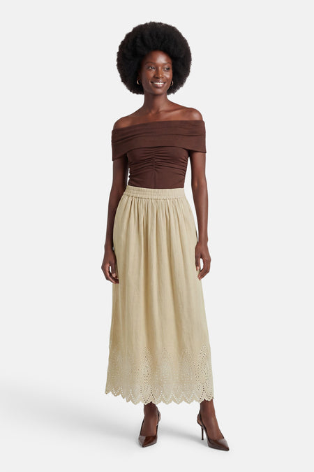 Jupe longue beige de ONLY® avec broderie anglaise perforée à l'ourlet, associée à un haut marron et des talons.