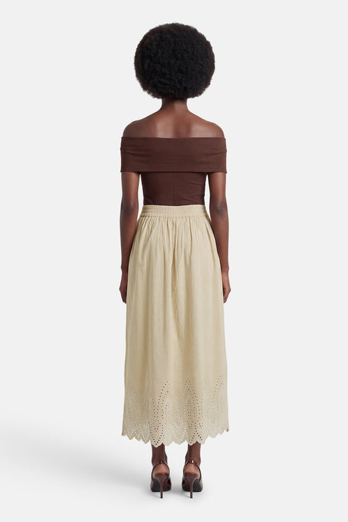 Jupe longue beige de ONLY® avec broderie anglaise à l'ourlet, portée de dos.