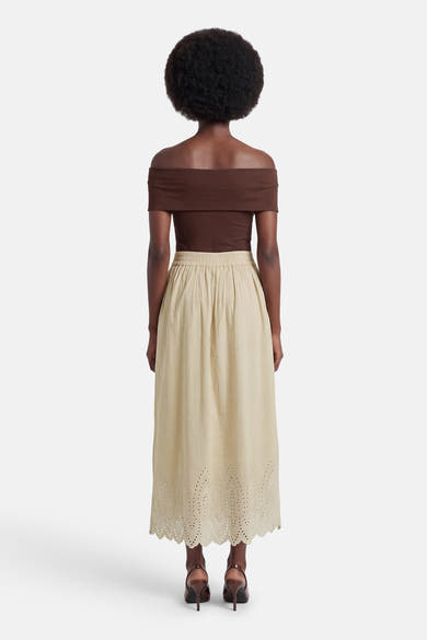 Jupe longue beige de ONLY® avec broderie anglaise à l'ourlet, portée de dos.