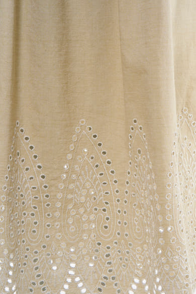 Jupe longue beige de ONLY® avec broderie blanche ajourée et petits miroirs réfléchissants.