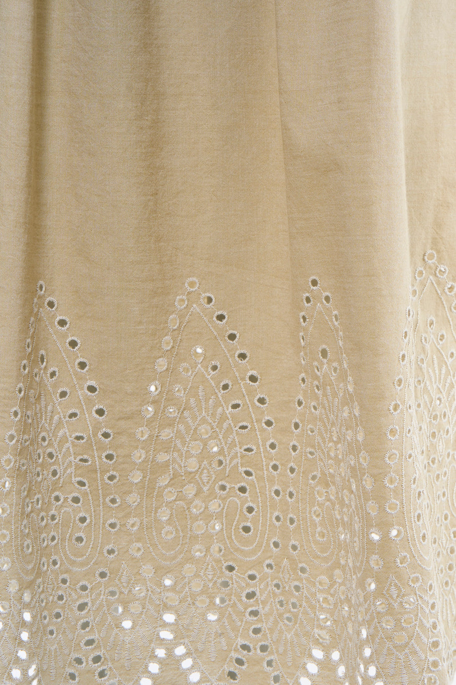 Jupe longue beige de ONLY® avec broderie blanche ajourée et petits miroirs réfléchissants.