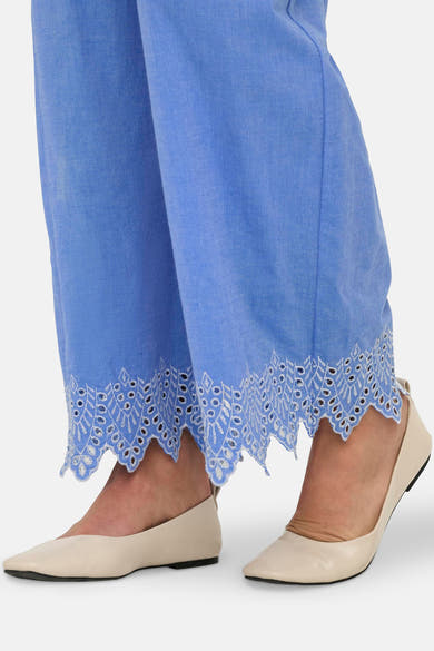 Blauwe broek van ONLY, met geborduurde kanten bies en nude hakken