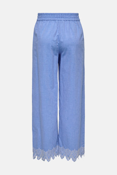 Blauwe broek van ONLY, met elastische tailleband en witte kanten bies.