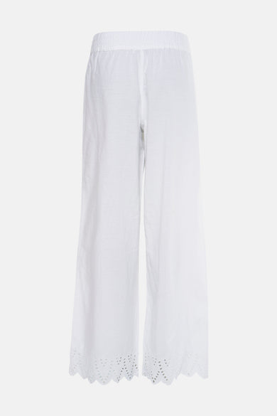 Pantalon blanc de ONLY, avec détails brodés ajourés en bas, sur fond uni.