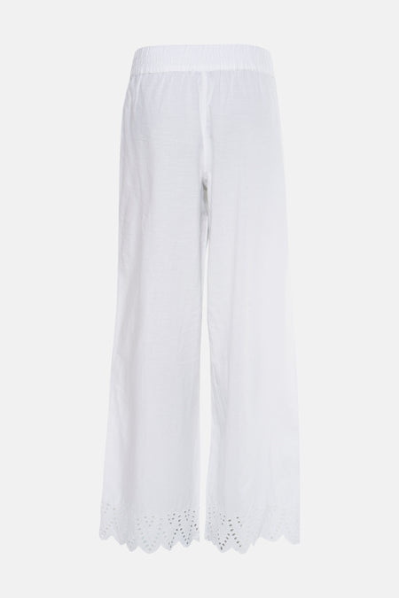 Pantalon blanc de ONLY, avec détails brodés ajourés en bas, sur fond uni.