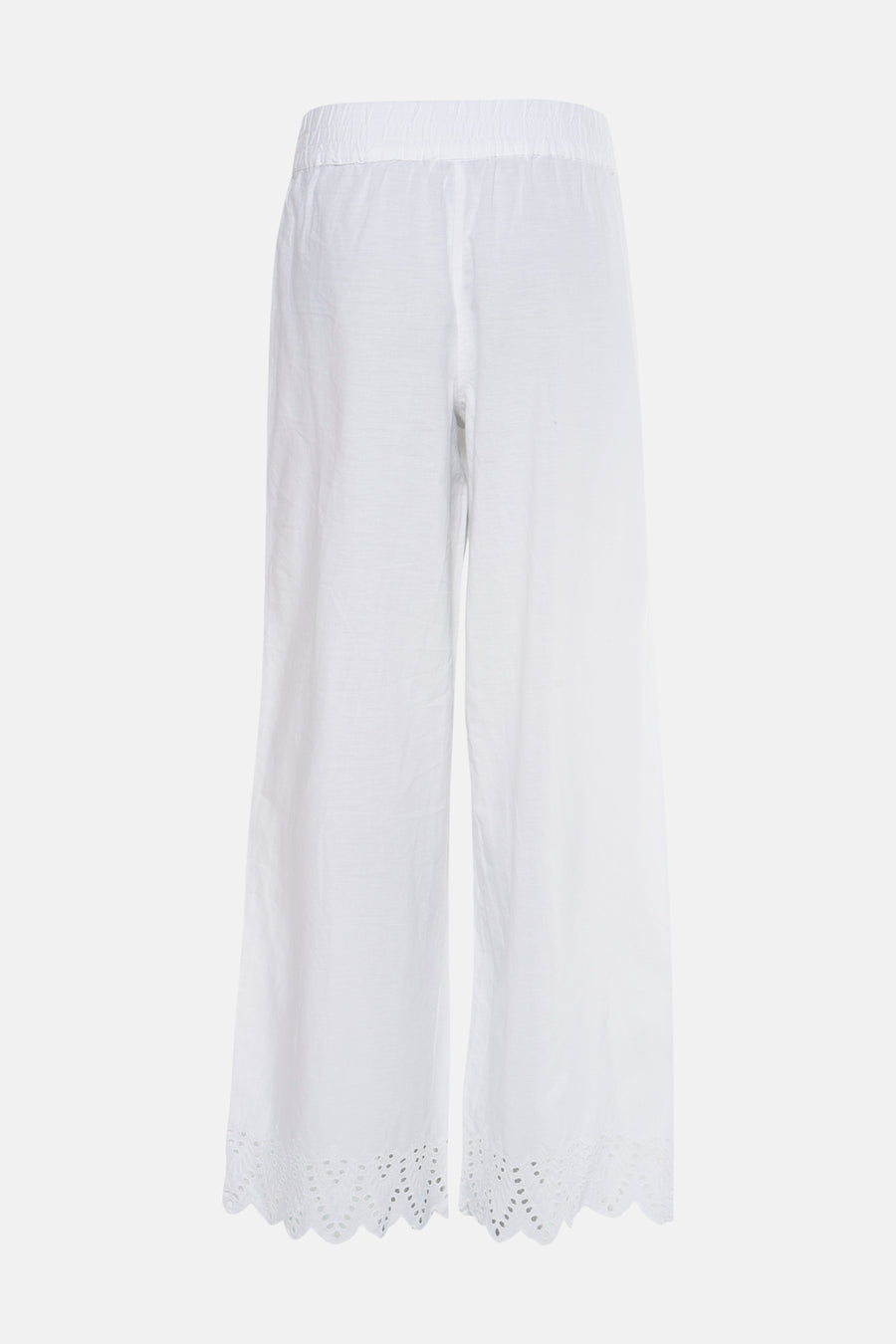 Pantalon blanc de ONLY, avec détails brodés ajourés en bas, sur fond uni.