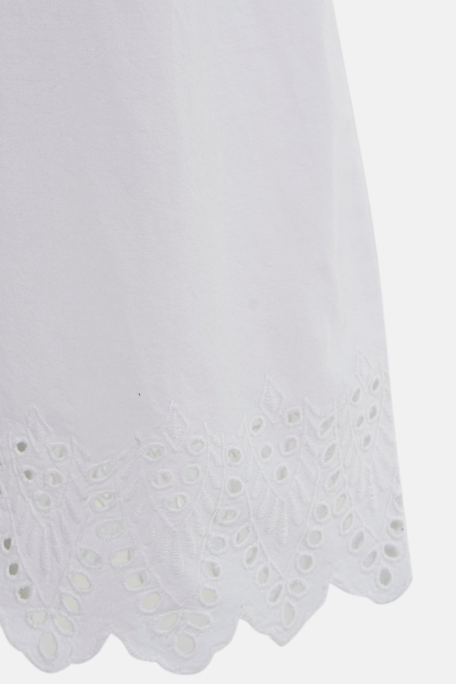 Pantalon blanc de ONLY, avec bordure brodée ajourée décorative sur le bas.