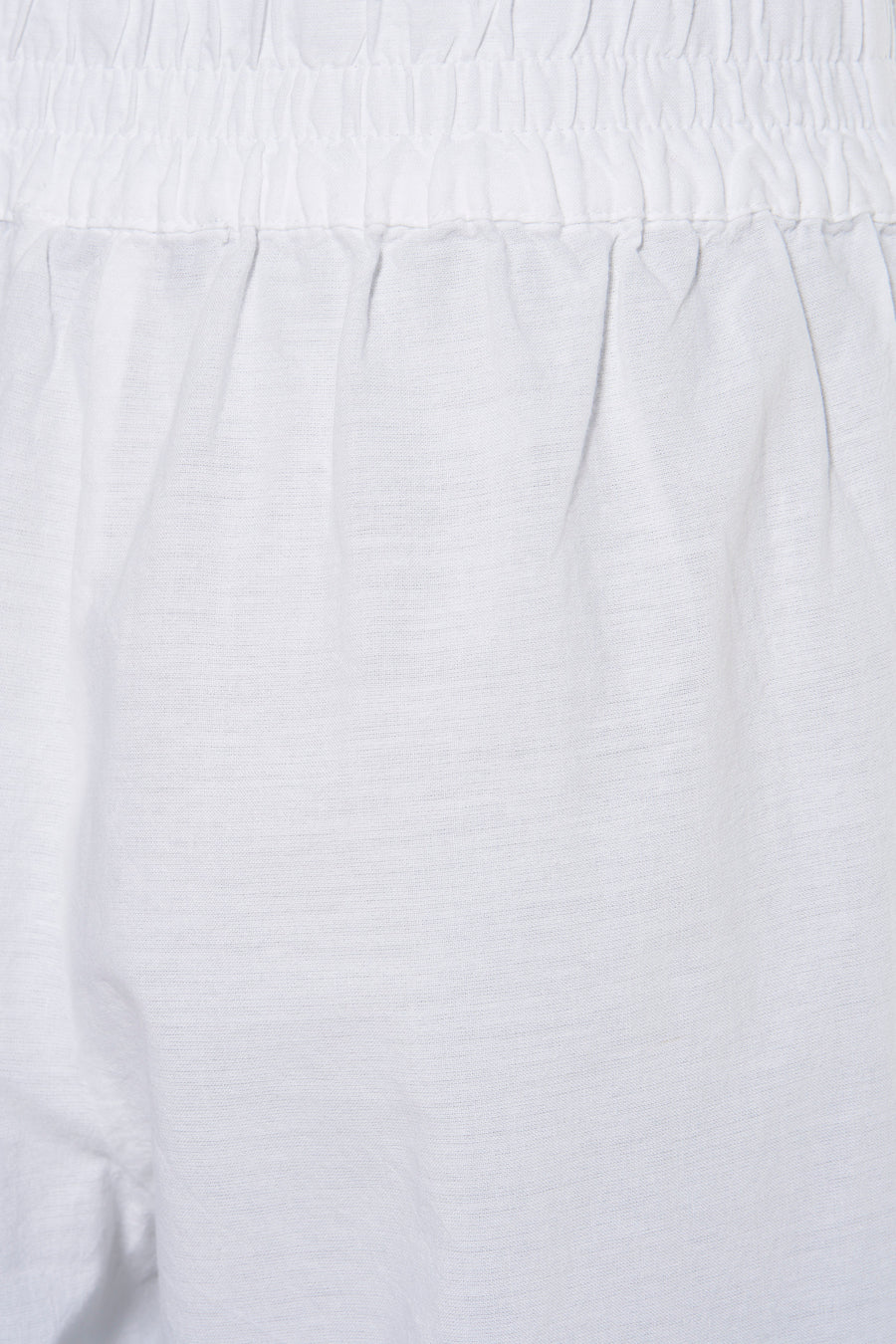 Pantalon blanc de ONLY, avec taille élastique et texture légère.